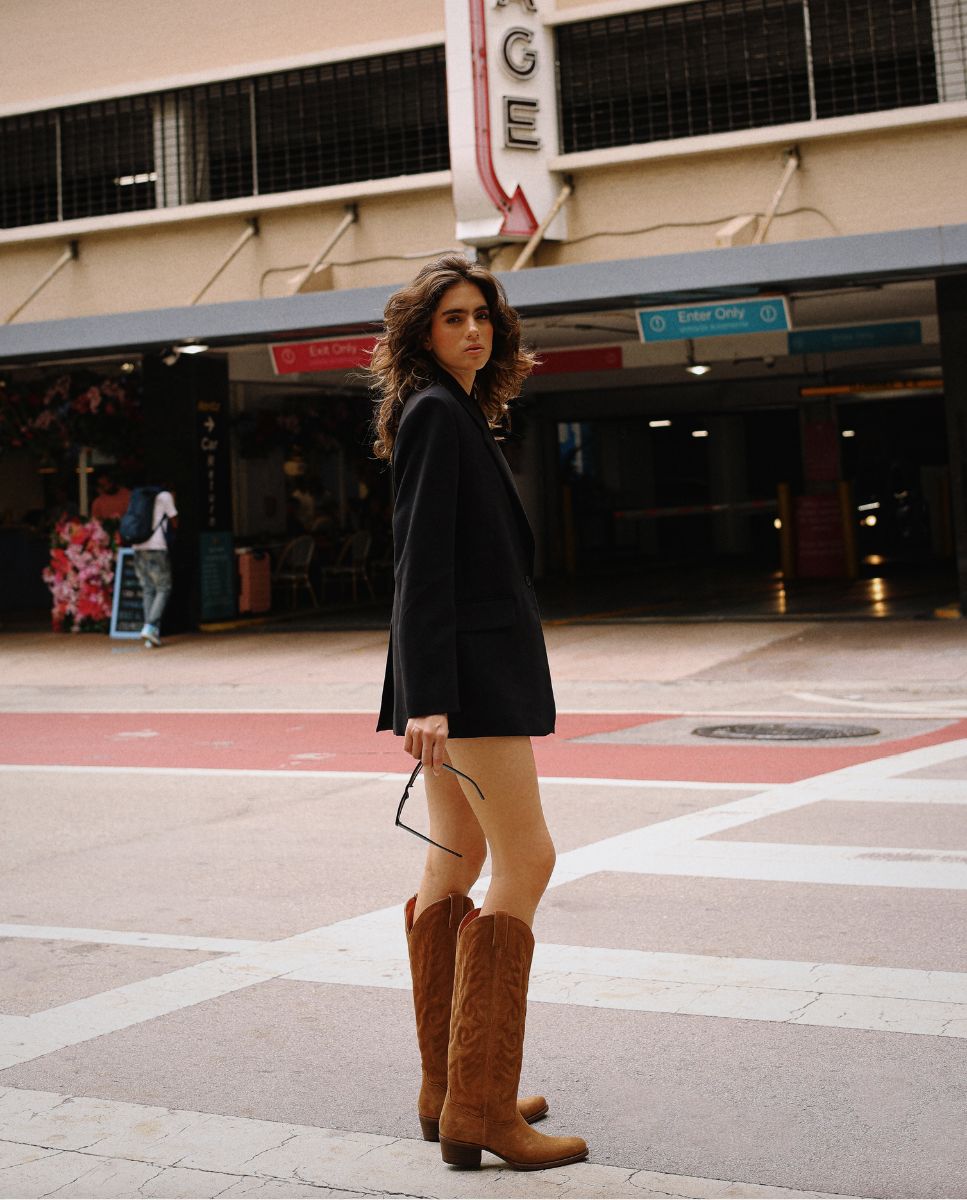 Mujer Look botas cowboy camel caña alta y chaqueta negra