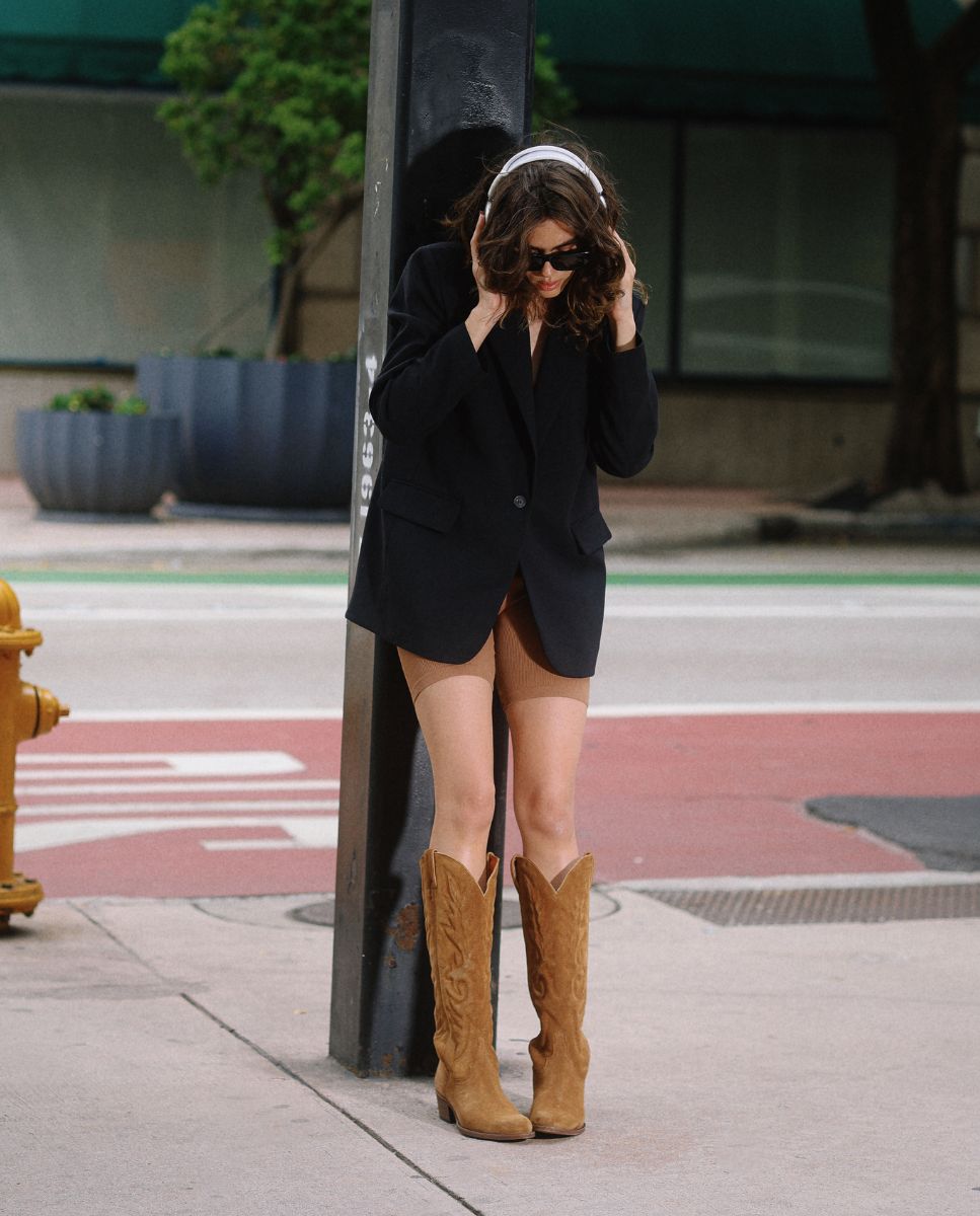 Look botas cowboy camel caña alta y chaqueta negra