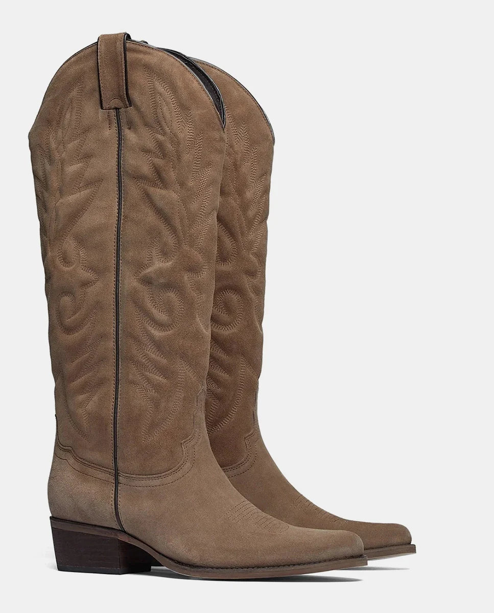 Par de botas texanas de caña alta marrones en ante para mujer