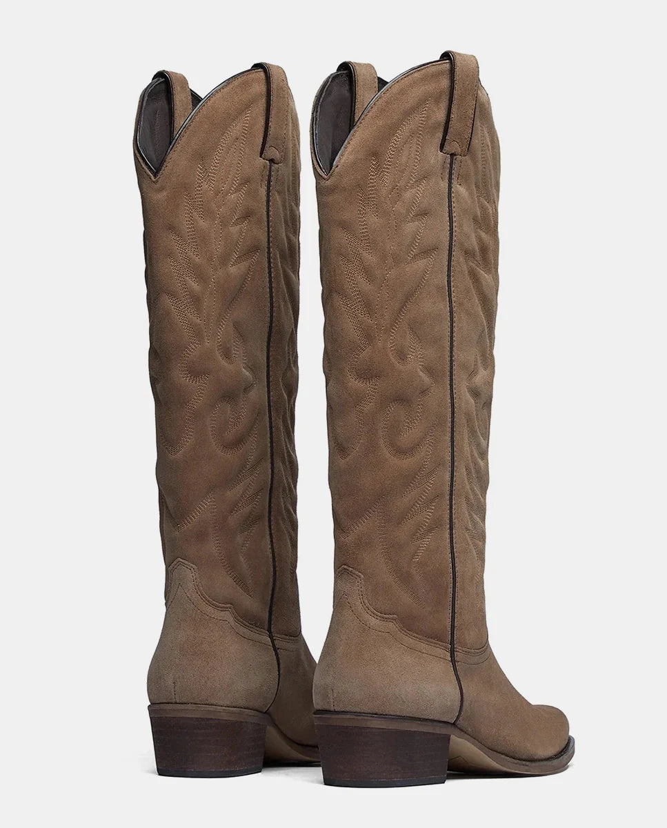 Par de botas texanas de caña alta marrones en ante para mujer